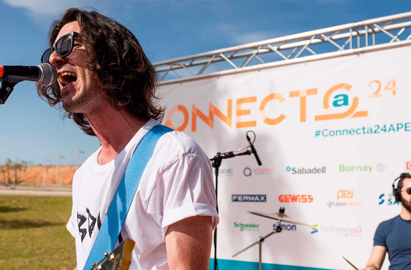 detalle lona escenario cantantes connecta 24 abranding